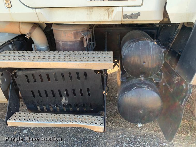 image for item DM7797 2015 Mack CHU613 semi truck