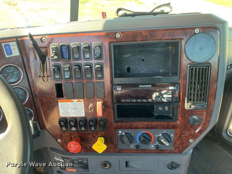 image for item DM7797 2015 Mack CHU613 semi truck