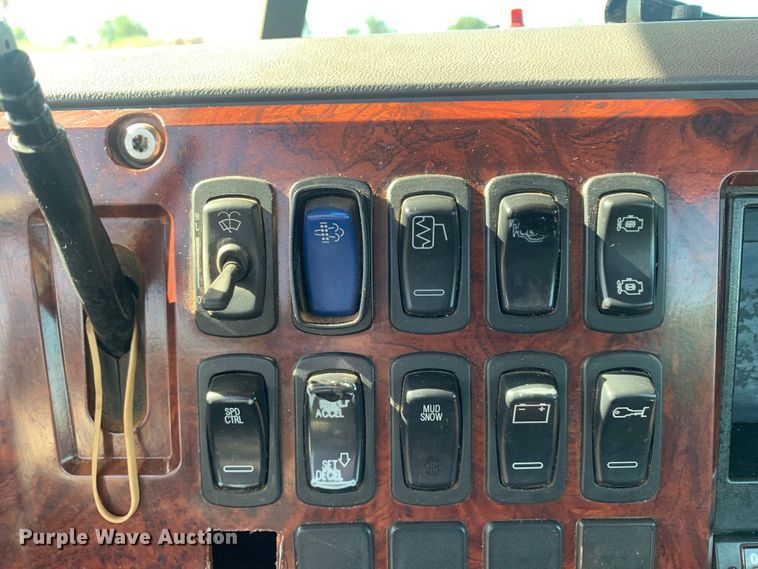 image for item DM7797 2015 Mack CHU613 semi truck