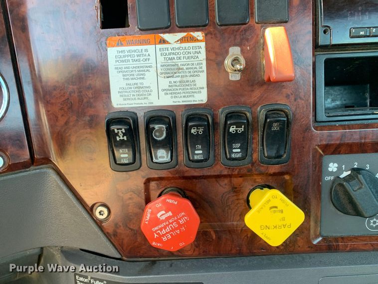 image for item DM7797 2015 Mack CHU613 semi truck