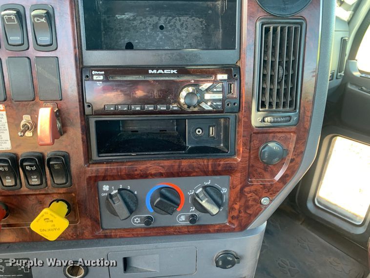 image for item DM7797 2015 Mack CHU613 semi truck