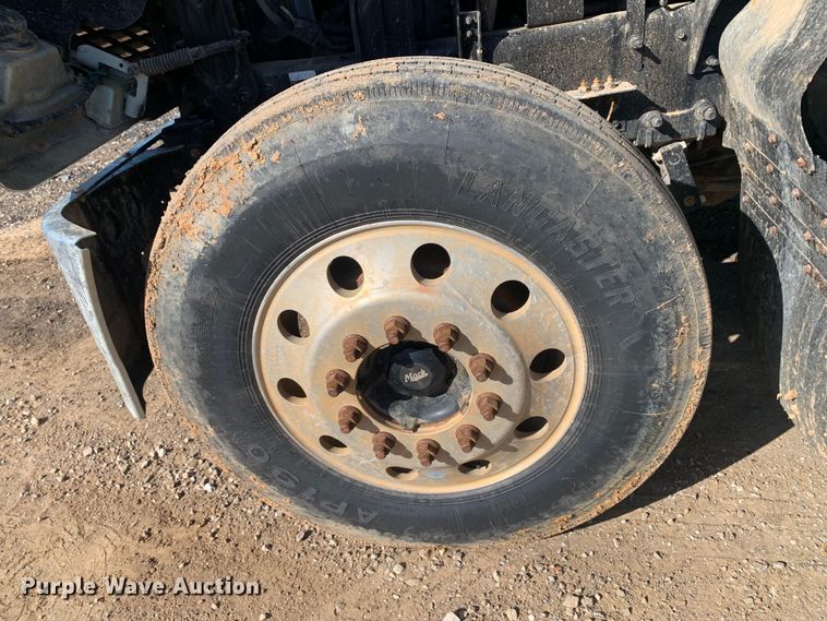 image for item DM7797 2015 Mack CHU613 semi truck