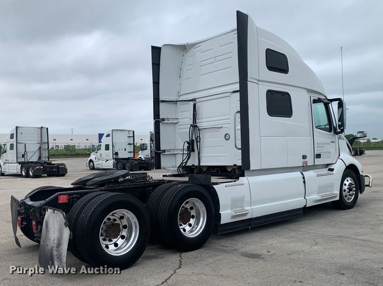 image for item DM7798 2021 Volvo VNL semi truck