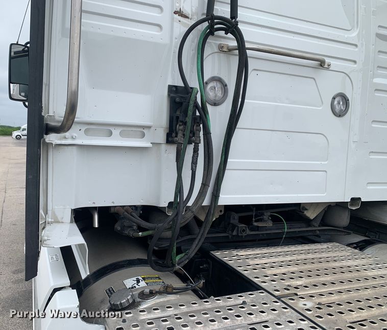 image for item DM7798 2021 Volvo VNL semi truck