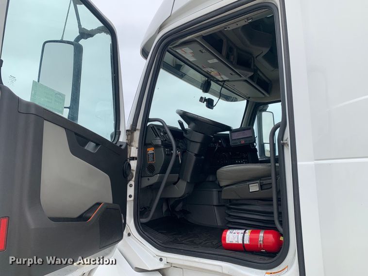 image for item DM7798 2021 Volvo VNL semi truck