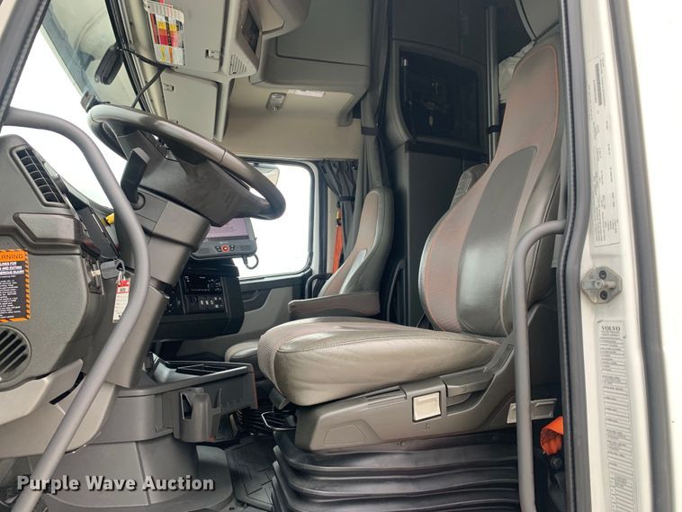 image for item DM7798 2021 Volvo VNL semi truck