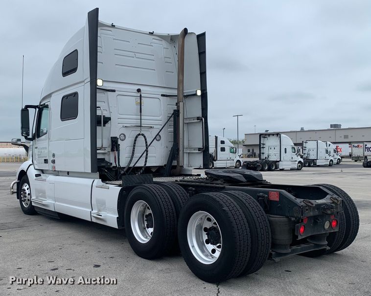 image for item DM7800 2020 Volvo  VNL semi truck