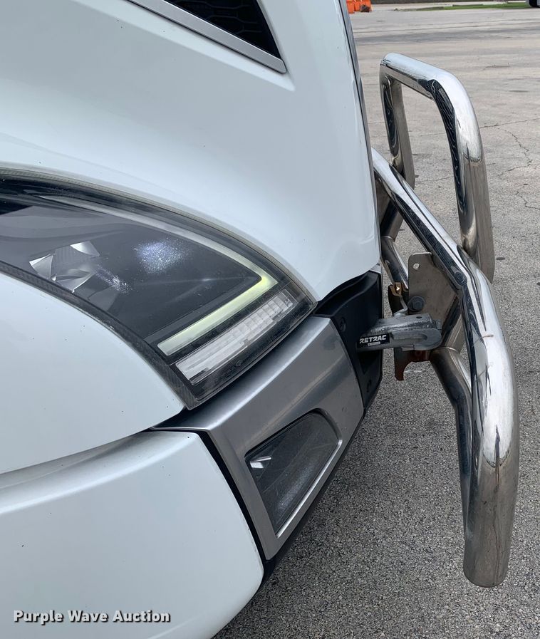 image for item DM7800 2020 Volvo  VNL semi truck