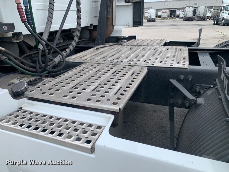 image for item DM7800 2020 Volvo  VNL semi truck