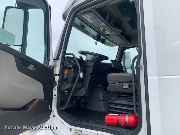 image for item DM7800 2020 Volvo  VNL semi truck