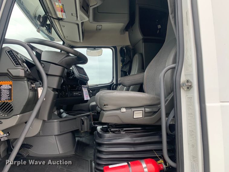 image for item DM7800 2020 Volvo  VNL semi truck