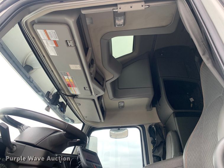 image for item DM7800 2020 Volvo  VNL semi truck