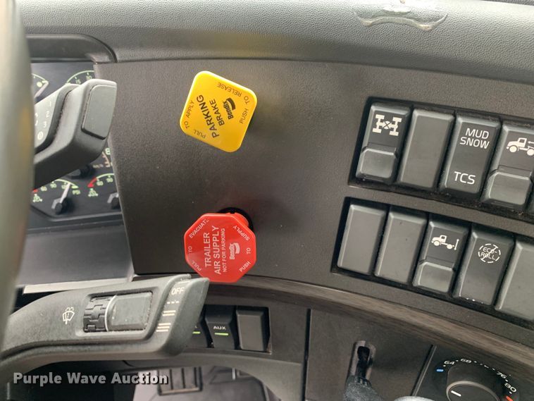 image for item DM7800 2020 Volvo  VNL semi truck