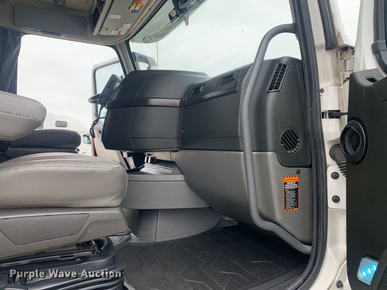 image for item DM7800 2020 Volvo  VNL semi truck