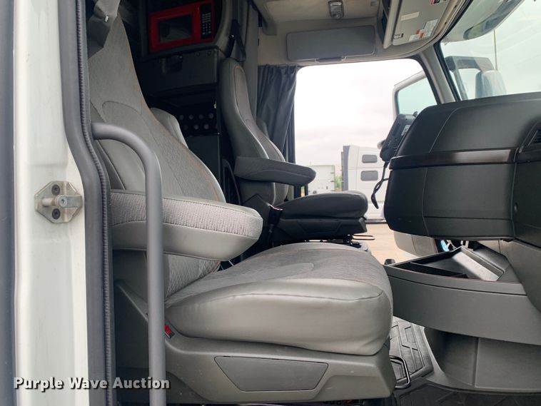 image for item DM7800 2020 Volvo  VNL semi truck