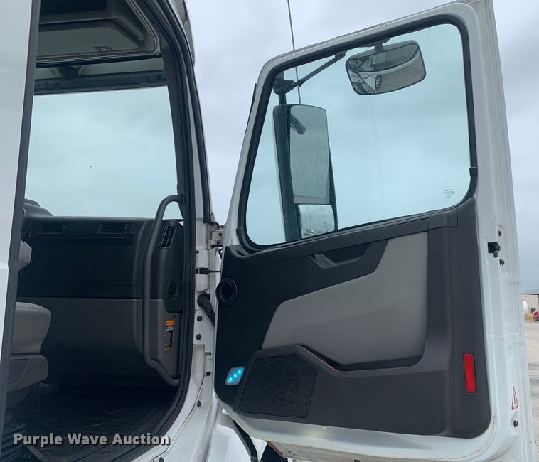 image for item DM7800 2020 Volvo  VNL semi truck