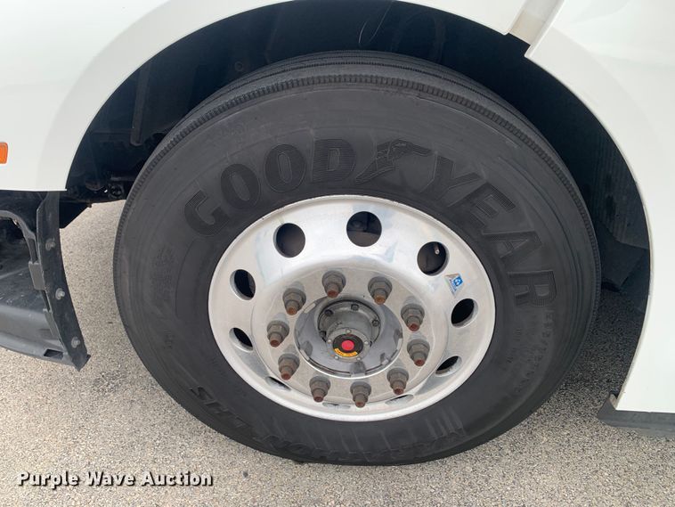 image for item DM7800 2020 Volvo  VNL semi truck