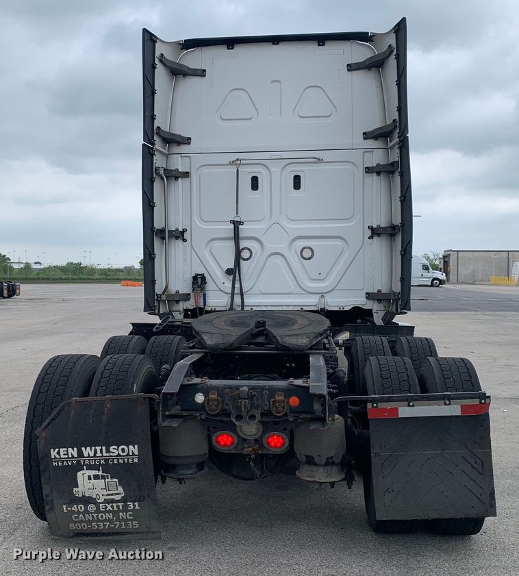 image for item DM7801 2019 Freightliner Cascadia semi truck