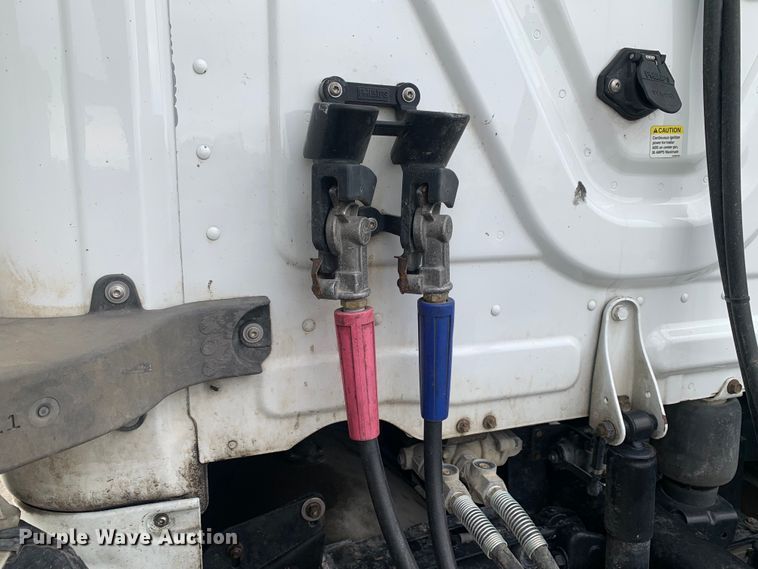 image for item DM7801 2019 Freightliner Cascadia semi truck