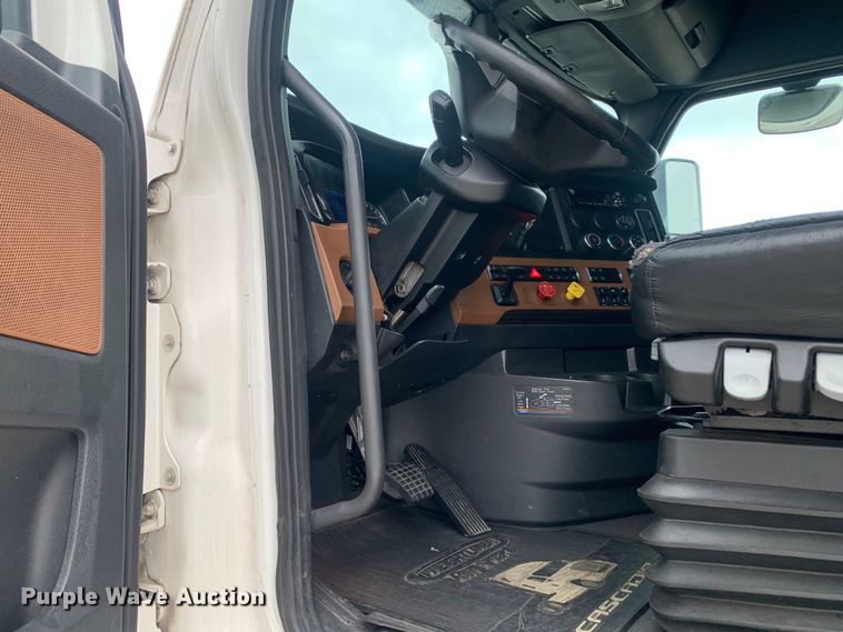 image for item DM7801 2019 Freightliner Cascadia semi truck