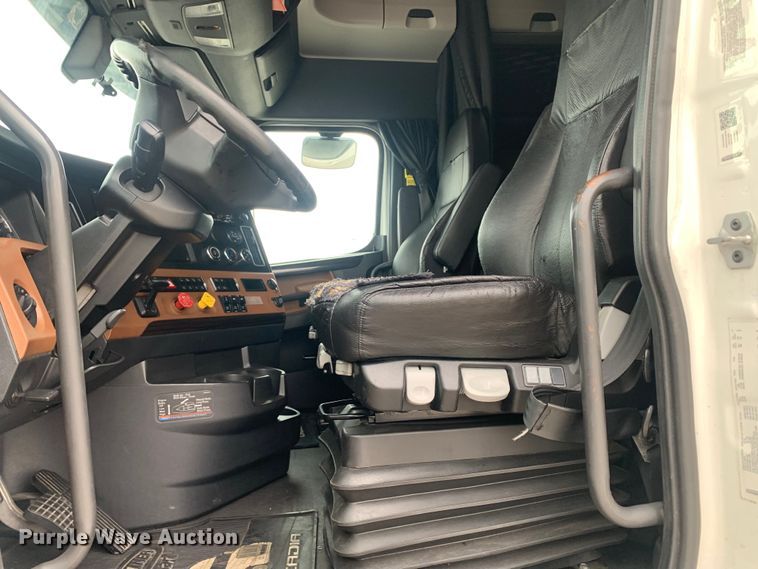 image for item DM7801 2019 Freightliner Cascadia semi truck