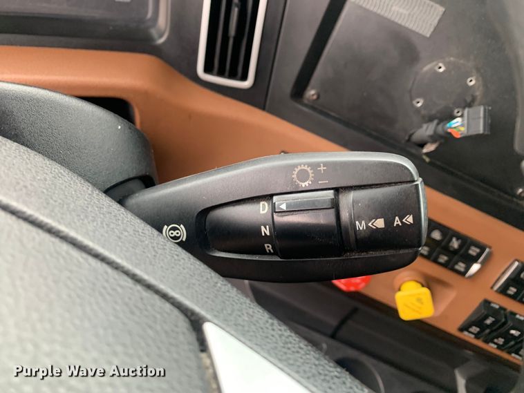 image for item DM7801 2019 Freightliner Cascadia semi truck