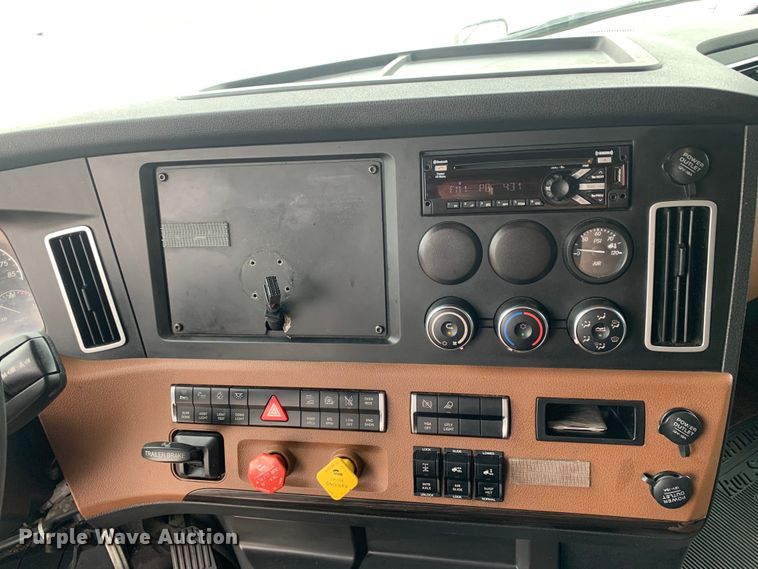 image for item DM7801 2019 Freightliner Cascadia semi truck