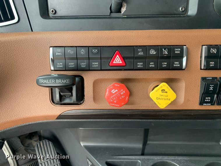 image for item DM7801 2019 Freightliner Cascadia semi truck