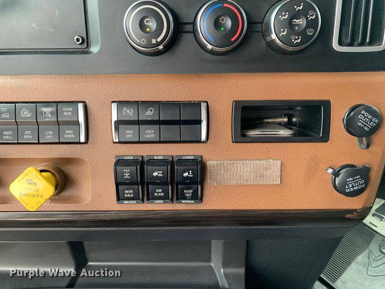 image for item DM7801 2019 Freightliner Cascadia semi truck