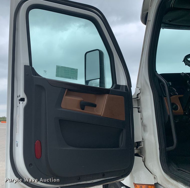 image for item DM7801 2019 Freightliner Cascadia semi truck