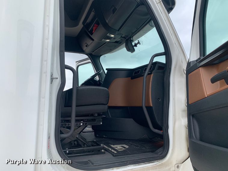 image for item DM7801 2019 Freightliner Cascadia semi truck