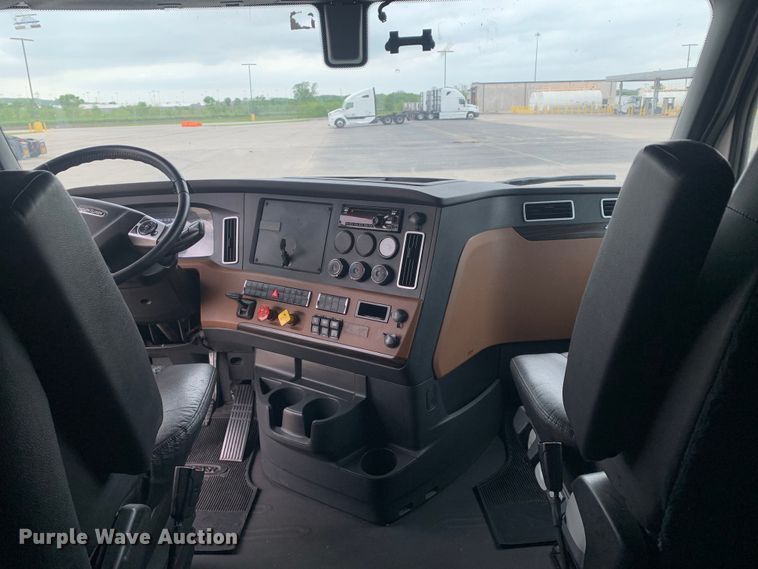 image for item DM7801 2019 Freightliner Cascadia semi truck