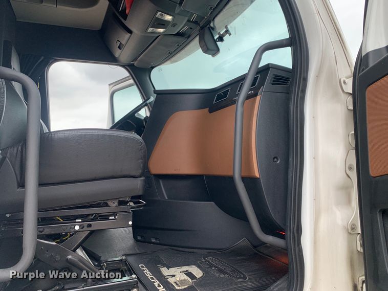 image for item DM7801 2019 Freightliner Cascadia semi truck