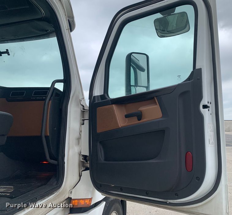 image for item DM7801 2019 Freightliner Cascadia semi truck