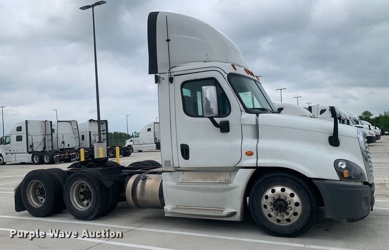 image for item DM7802 2017 Freightliner Cascadia semi truck