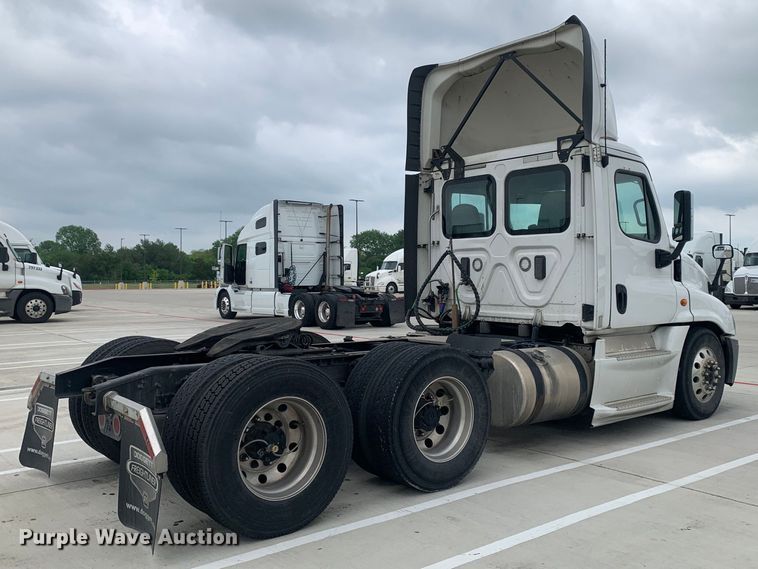 image for item DM7802 2017 Freightliner Cascadia semi truck