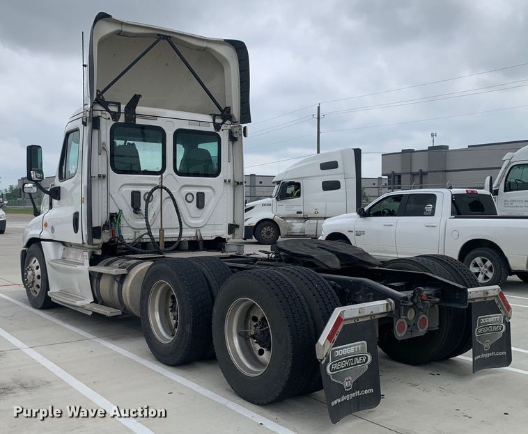 image for item DM7802 2017 Freightliner Cascadia semi truck