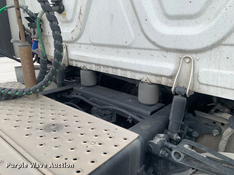 image for item DM7802 2017 Freightliner Cascadia semi truck