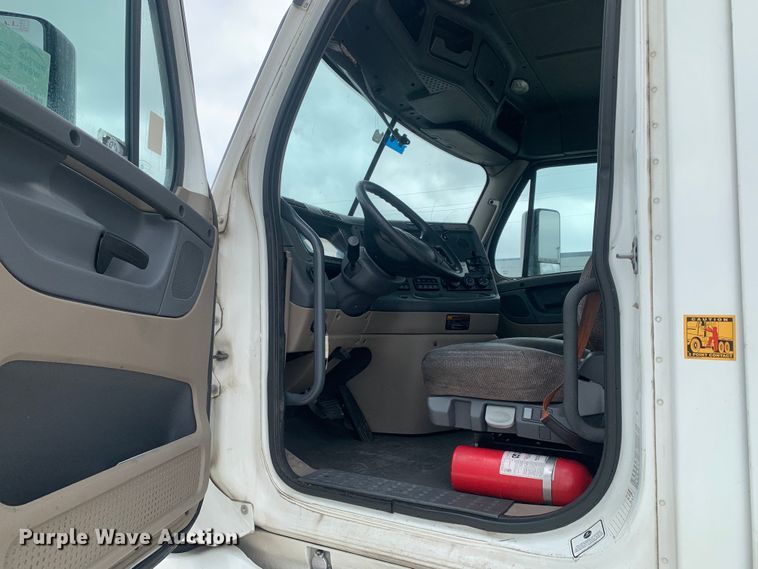 image for item DM7802 2017 Freightliner Cascadia semi truck