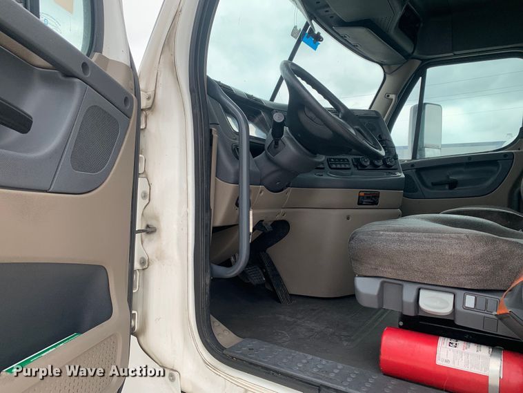 image for item DM7802 2017 Freightliner Cascadia semi truck