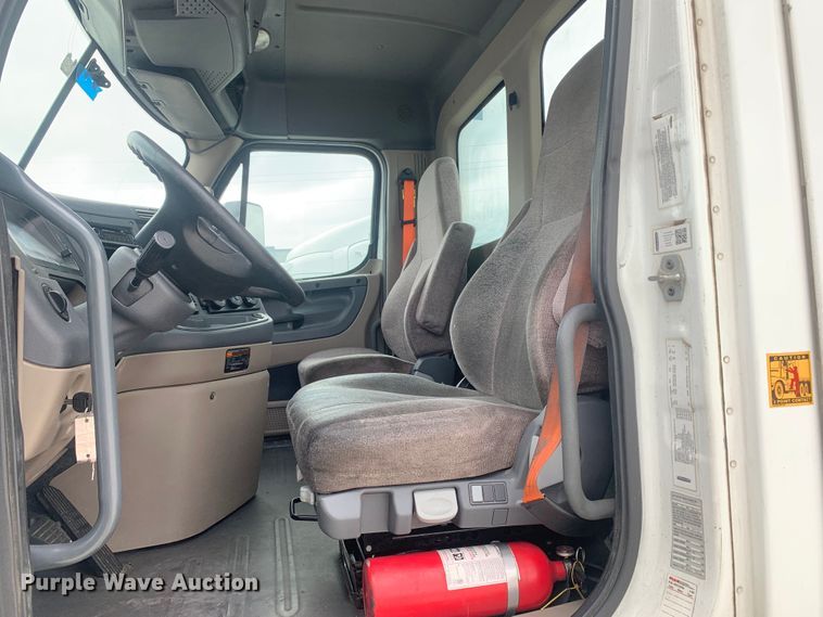 image for item DM7802 2017 Freightliner Cascadia semi truck