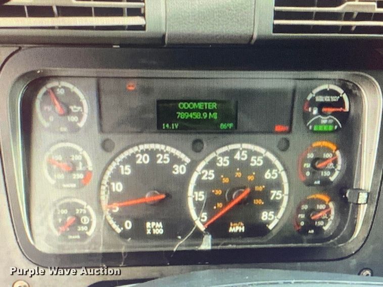 image for item DM7802 2017 Freightliner Cascadia semi truck