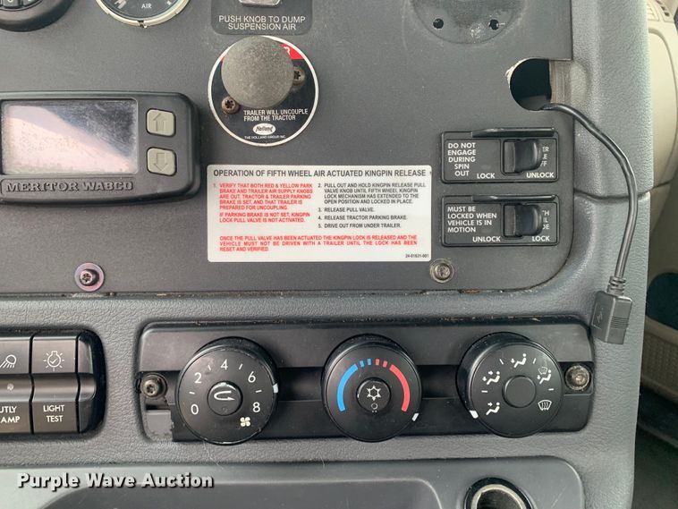 image for item DM7802 2017 Freightliner Cascadia semi truck