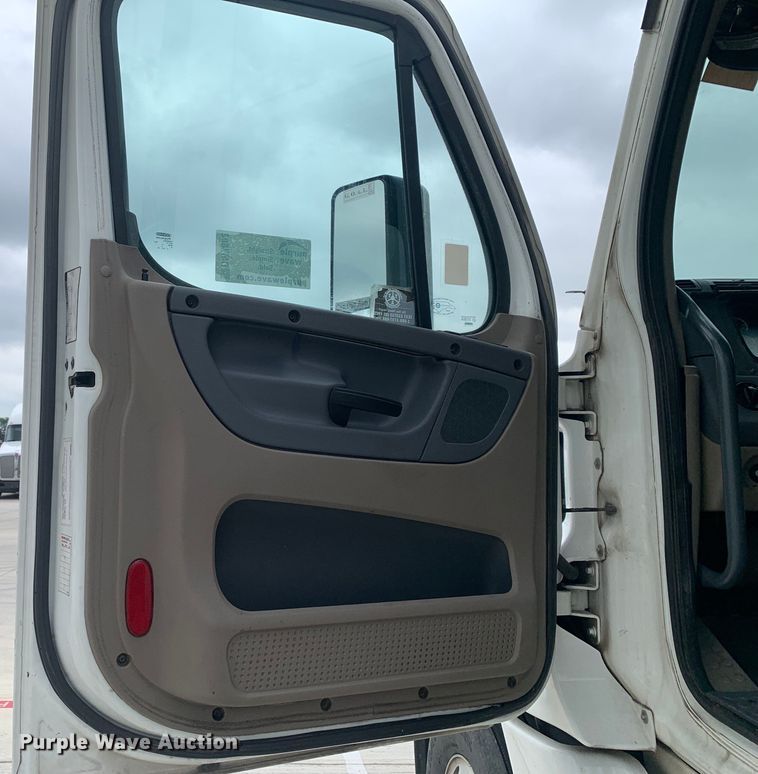 image for item DM7802 2017 Freightliner Cascadia semi truck