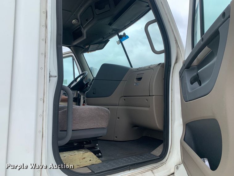 image for item DM7802 2017 Freightliner Cascadia semi truck