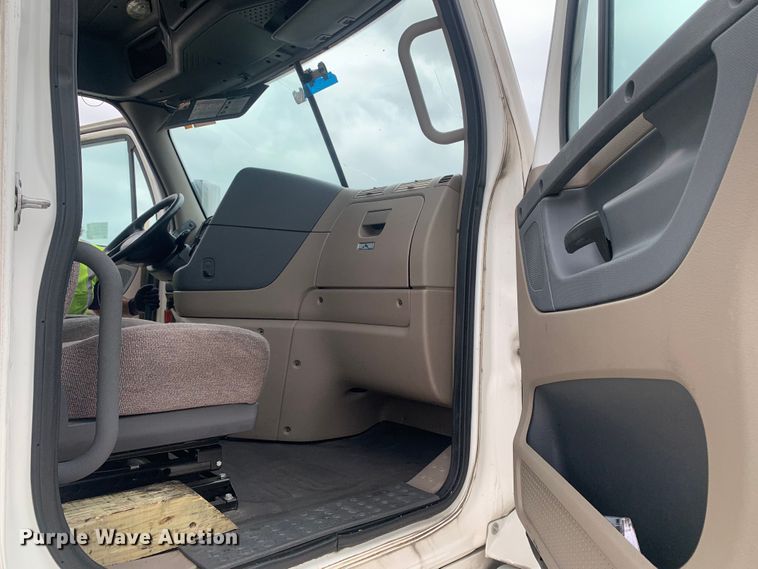 image for item DM7802 2017 Freightliner Cascadia semi truck