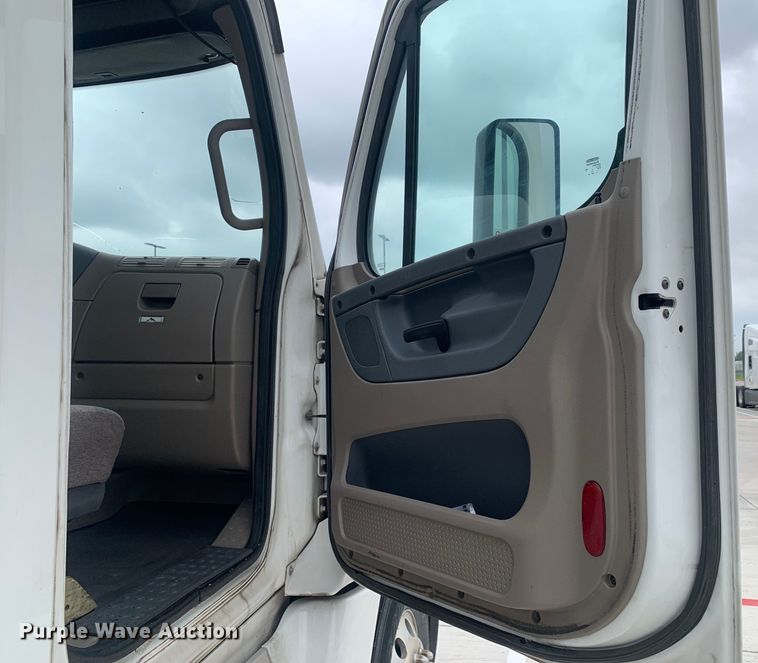 image for item DM7802 2017 Freightliner Cascadia semi truck