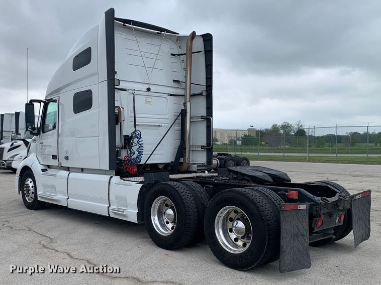 image for item DM7803 2020 Volvo VNL semi truck