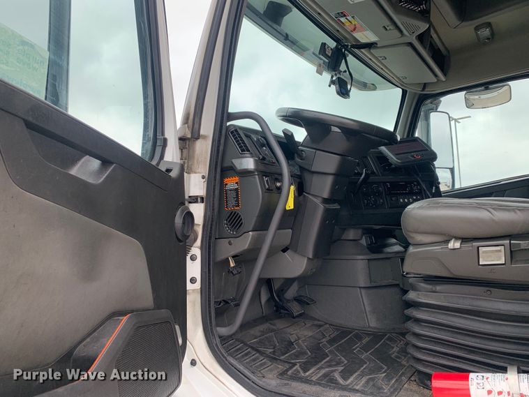 image for item DM7803 2020 Volvo VNL semi truck