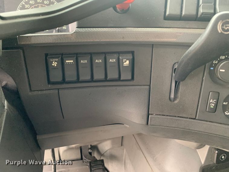 image for item DM7803 2020 Volvo VNL semi truck